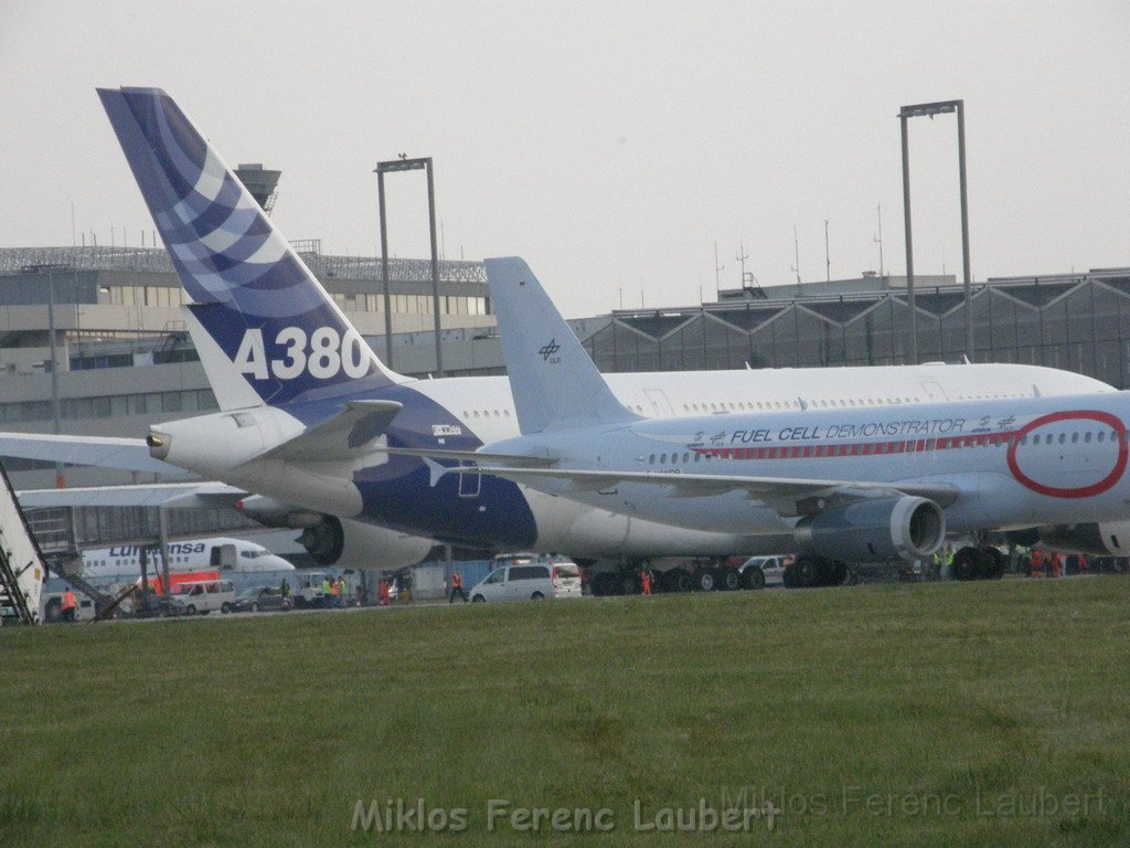 Warten auf den Airbus 380 Koeln Bonn P351.JPG